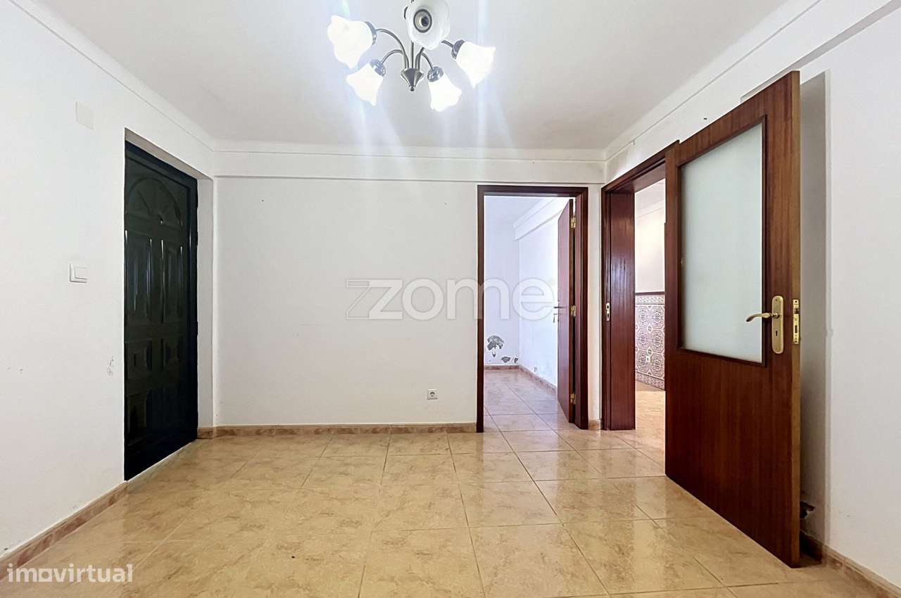 Moradia T4 com jardim e espaço exterior-8