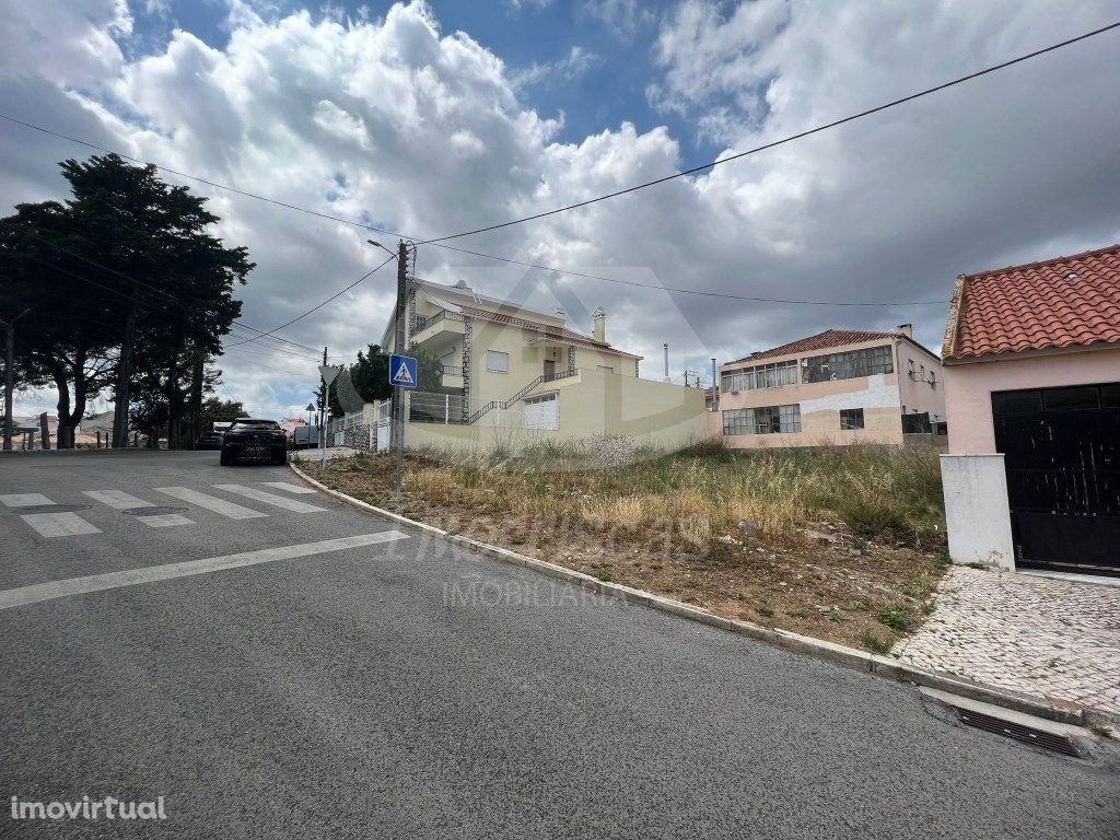 Terreno urbano com 320 m2, no Bairro das Maroitas, em San...