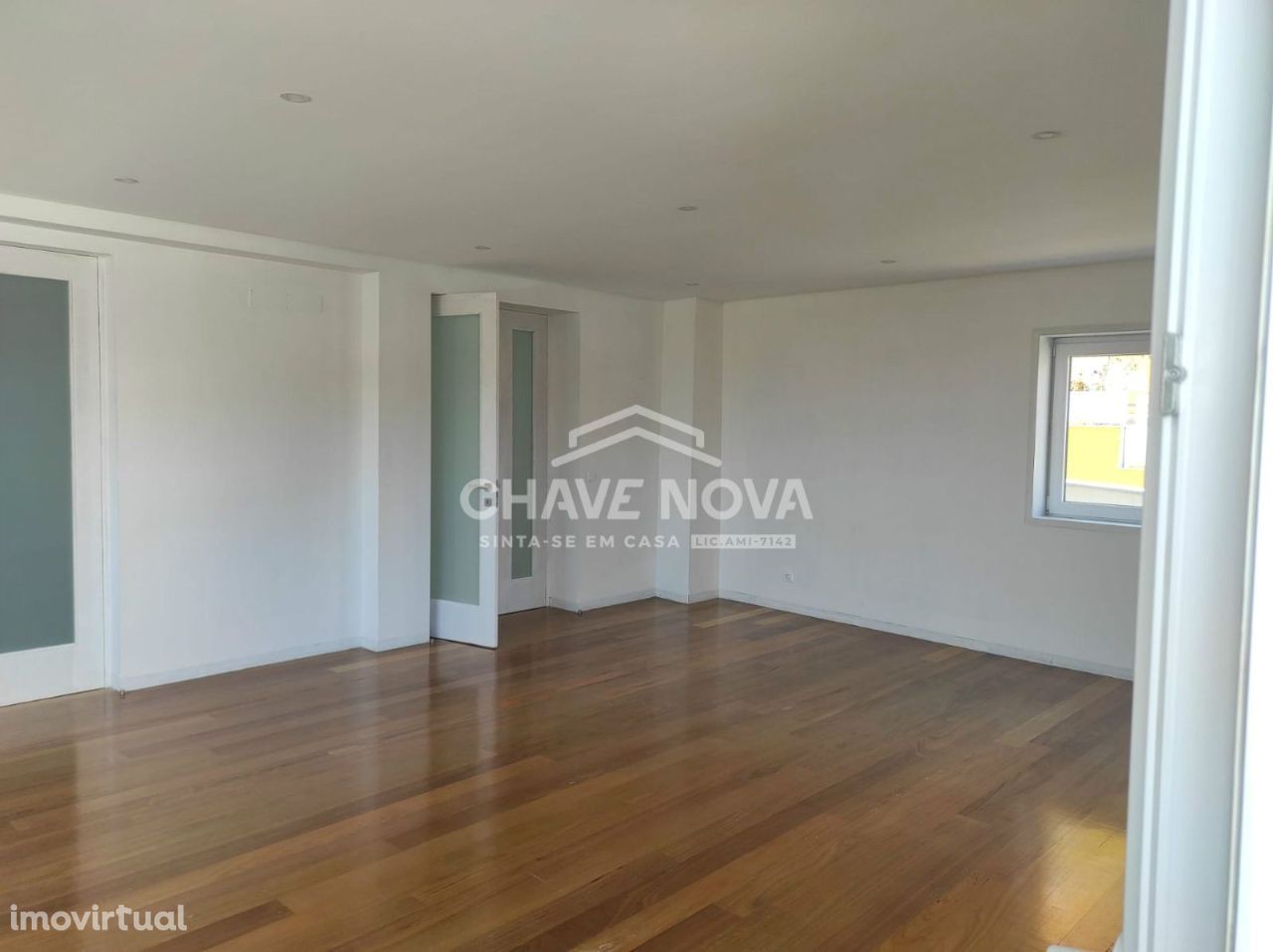 Moradia 4 frentes com 4 suites junto à RTP