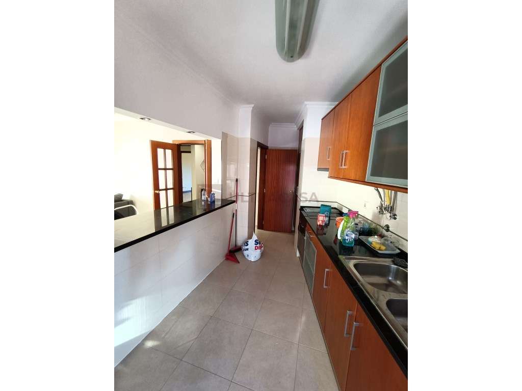 Arrenda-se excelente T2 com Garagem junto às Piscinas em Alverca - Grande imagem: 4/25