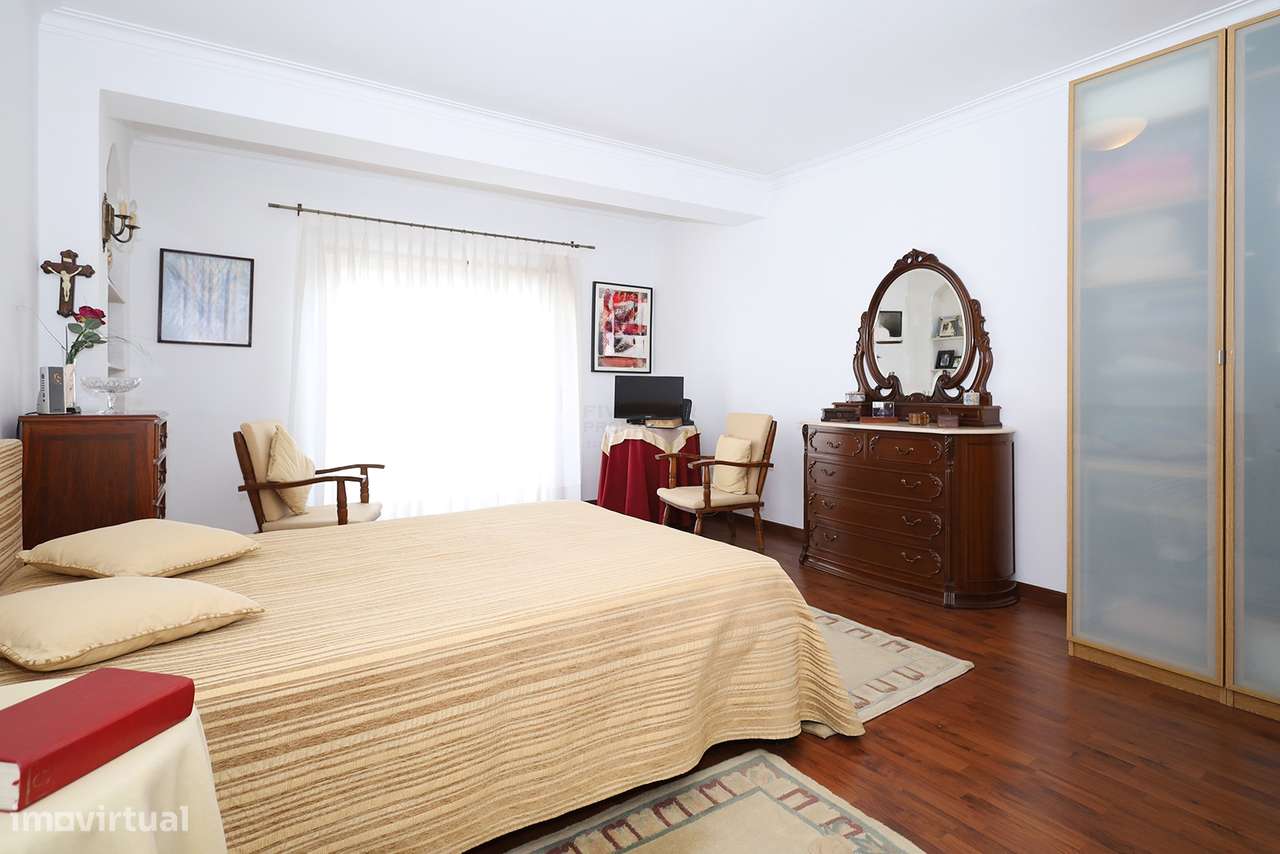 Moradia com duas fracções – Rentabilidade Imediata – Porto Salvo – Oei-11