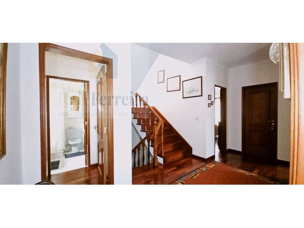 Moradia T5 com jardim privado e garagem !!-40