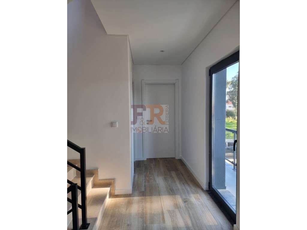 Moradia Geminada T3 com garagem e Terraço Quinta do Conde Sesimbra-33