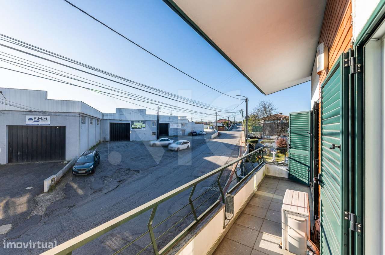 Moradia T4 com pátio, jardim e garagem em Covelas - Trofa-32