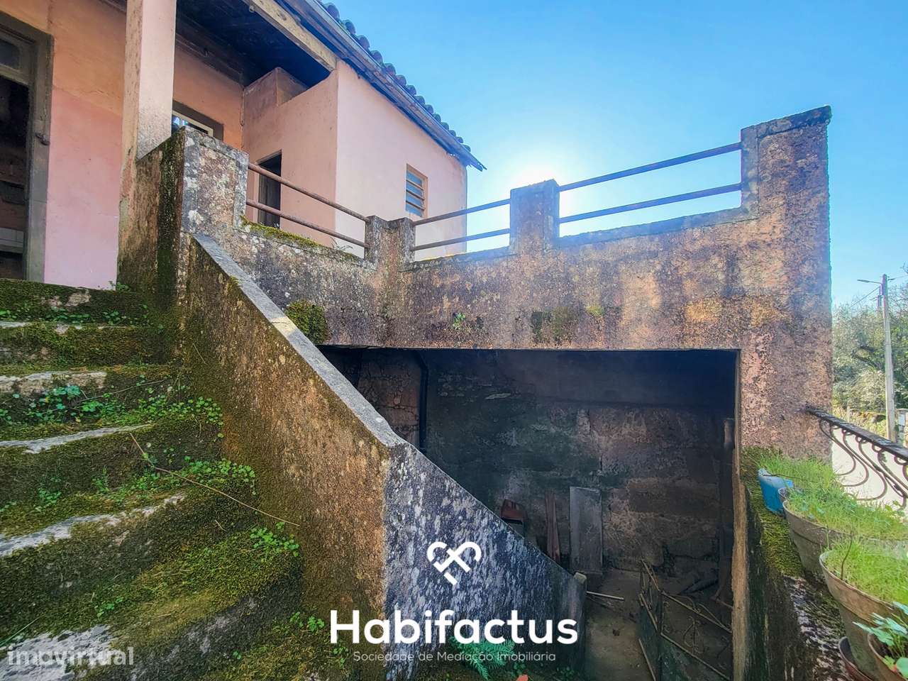 Moradia Isolada T3, para reconstrução com terraço e terreno de 1.828 m-10