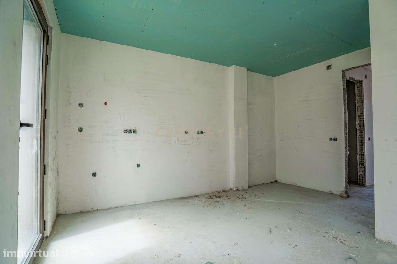 Moradia T3 com Piscina e Jardim em Salir do Porto-38