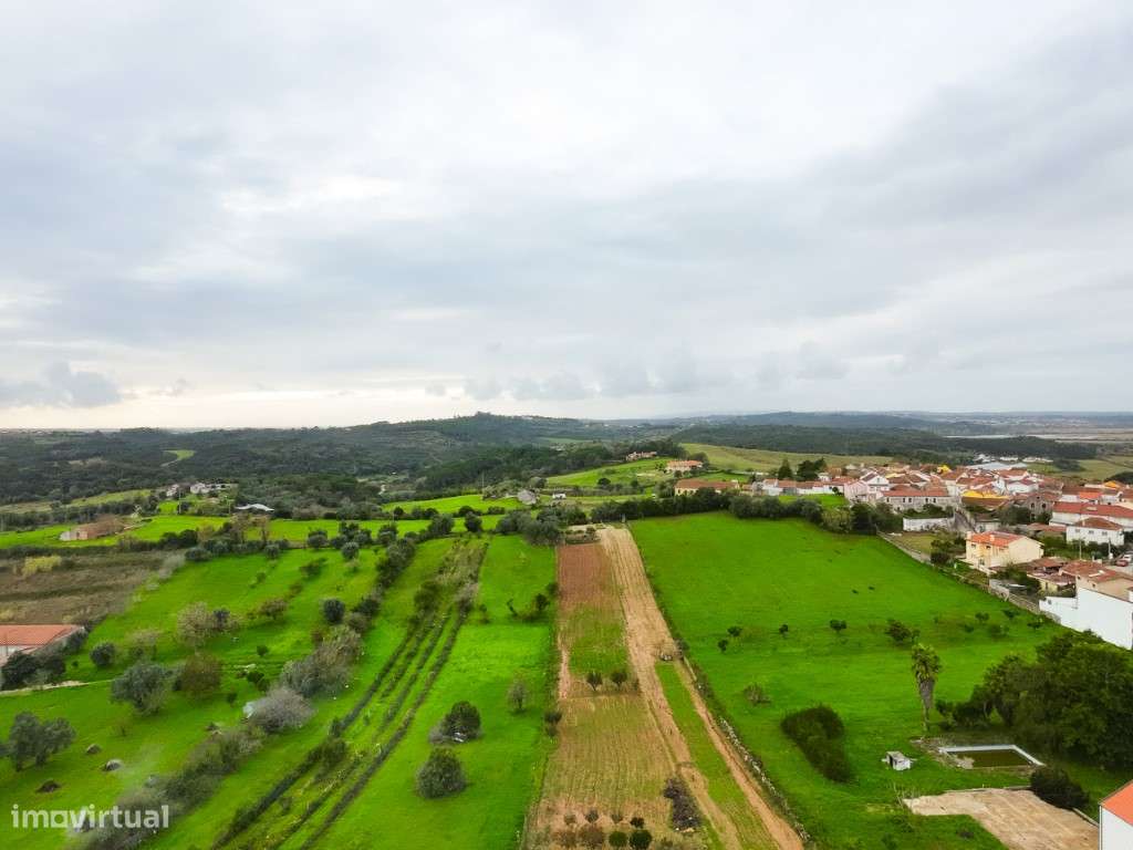 Moradia T3 com espaço exterior, bons acessos e excelente localização.-16