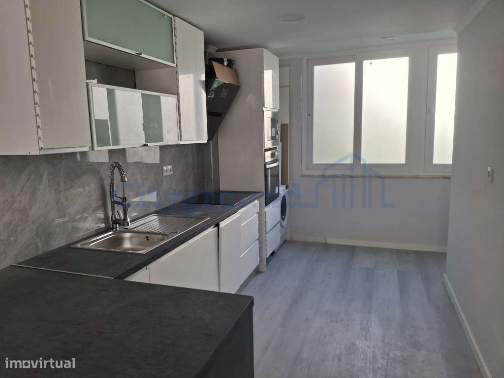 Apartamento T2 remodelado no Bairro do Charquinho em Benfica - Grande imagem: 4/15