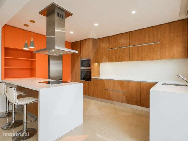 Moradia T4 de arquitetura moderna localizada em Aradas-0