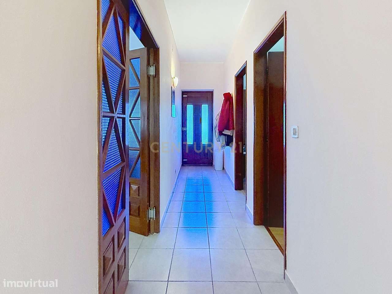 Moradia Espaçosa com 5 Quartos, Garagem Dupla e Vistas Deslumbrantes s-4