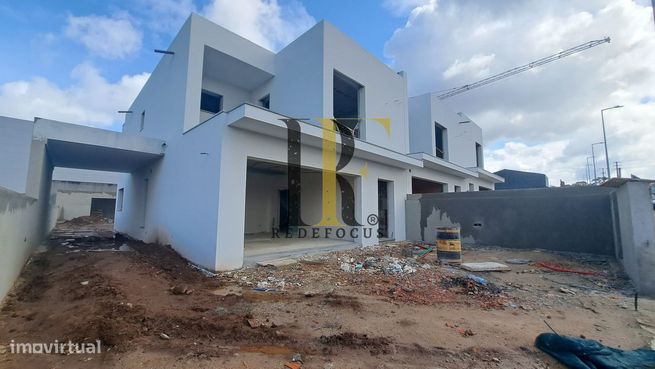 Moradia nova com piscina em Santa Maria de Lamas-0