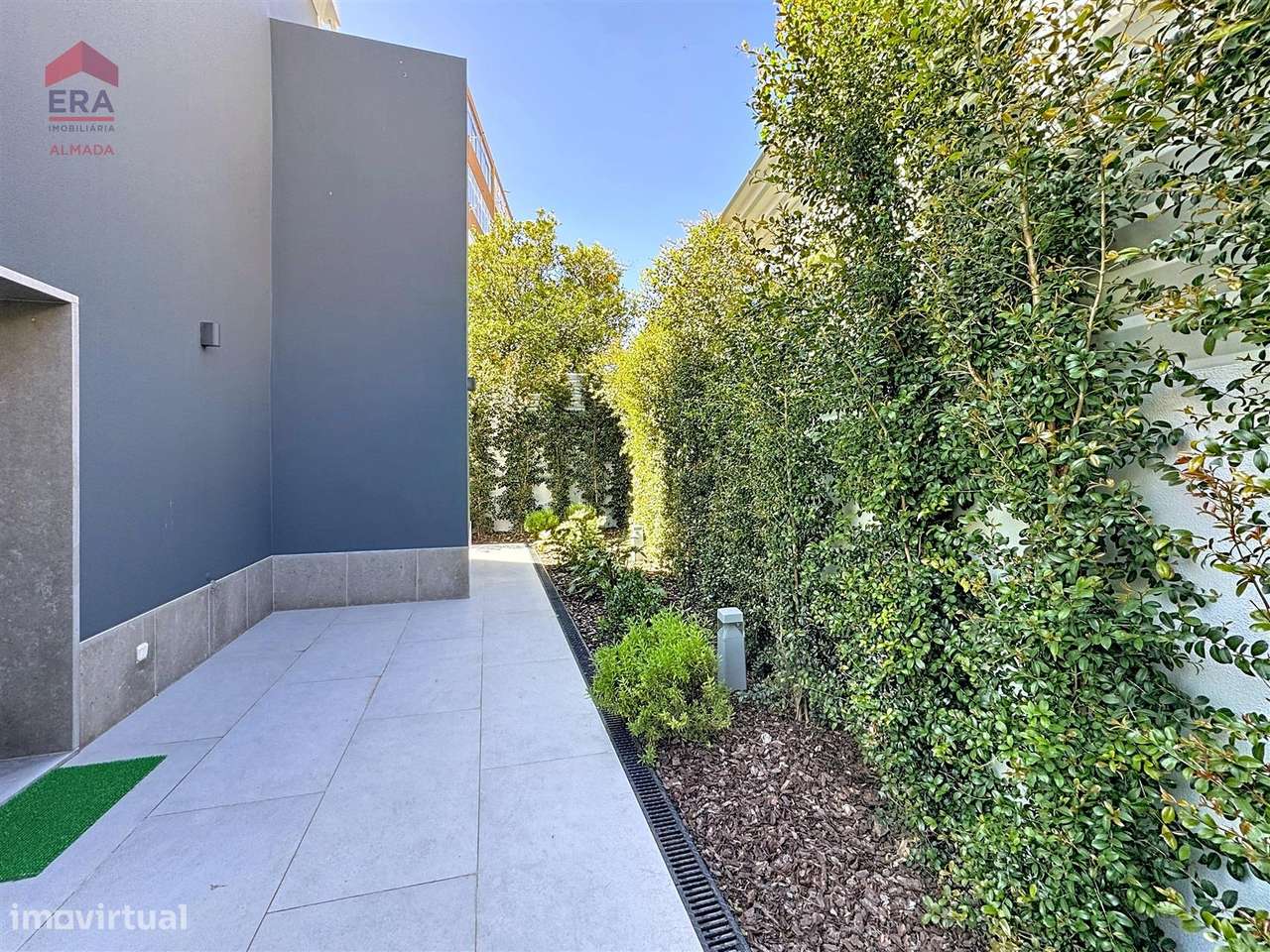 Nova Moradia em Almada , 5 suites, garagem e jardim-42