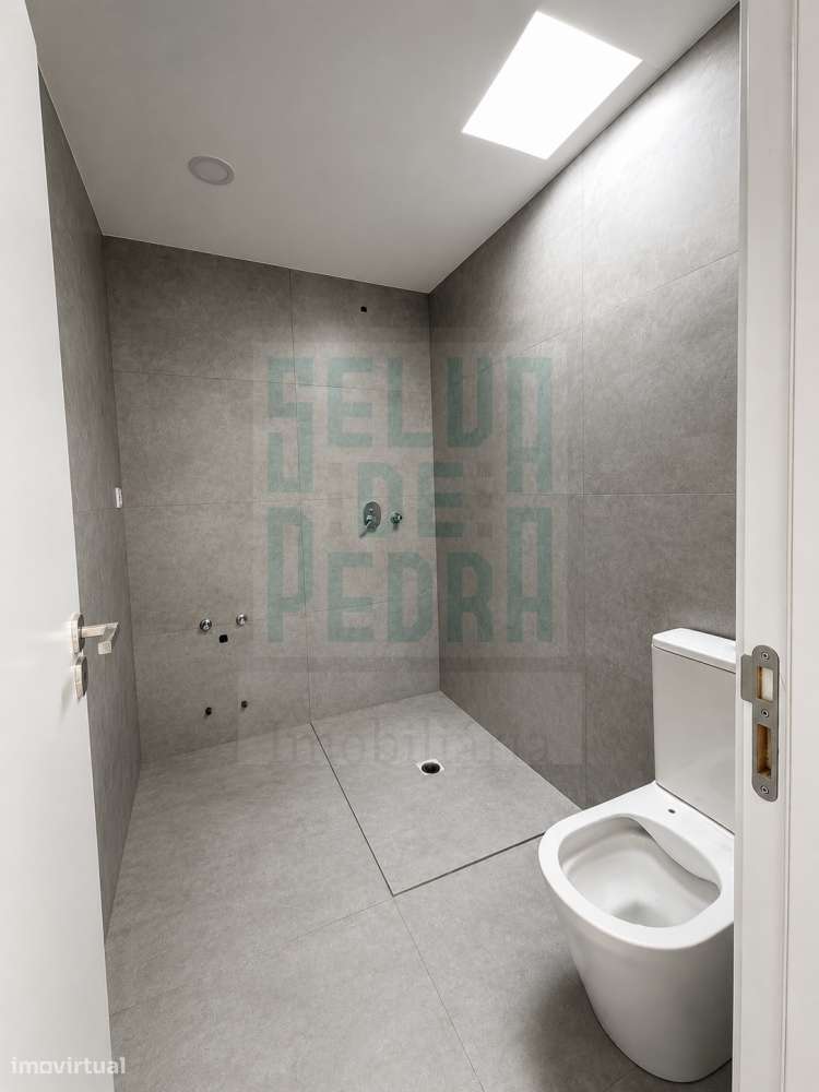 Última Moradia V4 de 3 Frentes com Garagem para 3 Viaturas | Vila Nov-12