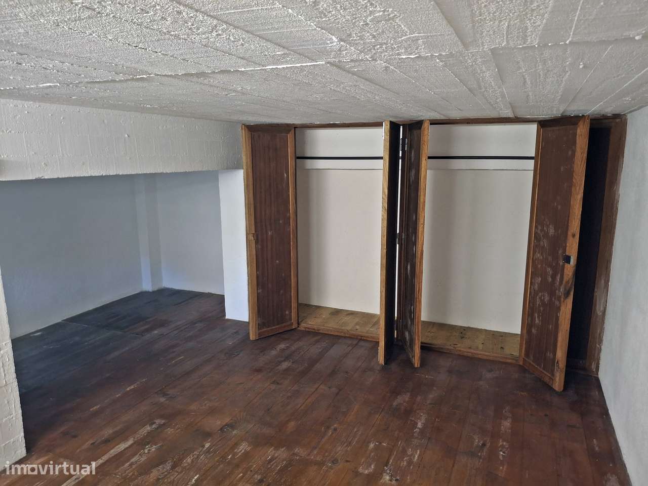 Garagem com saída para a rua. Transformada em loft. Bem localizada.-8