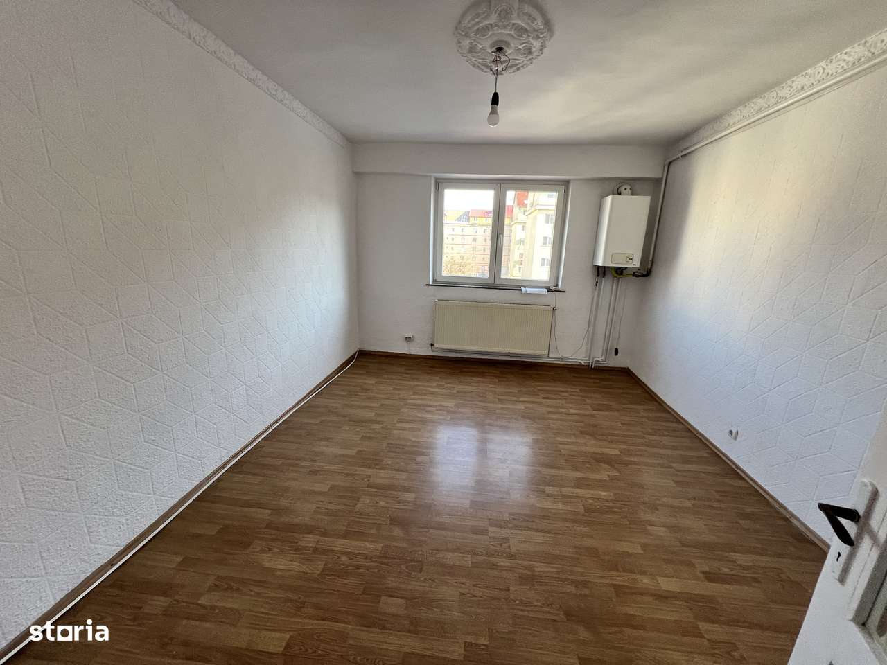 Garsoniera 1 camera,renovata,bucatarie,baie,et.3, zona Lazaret-0