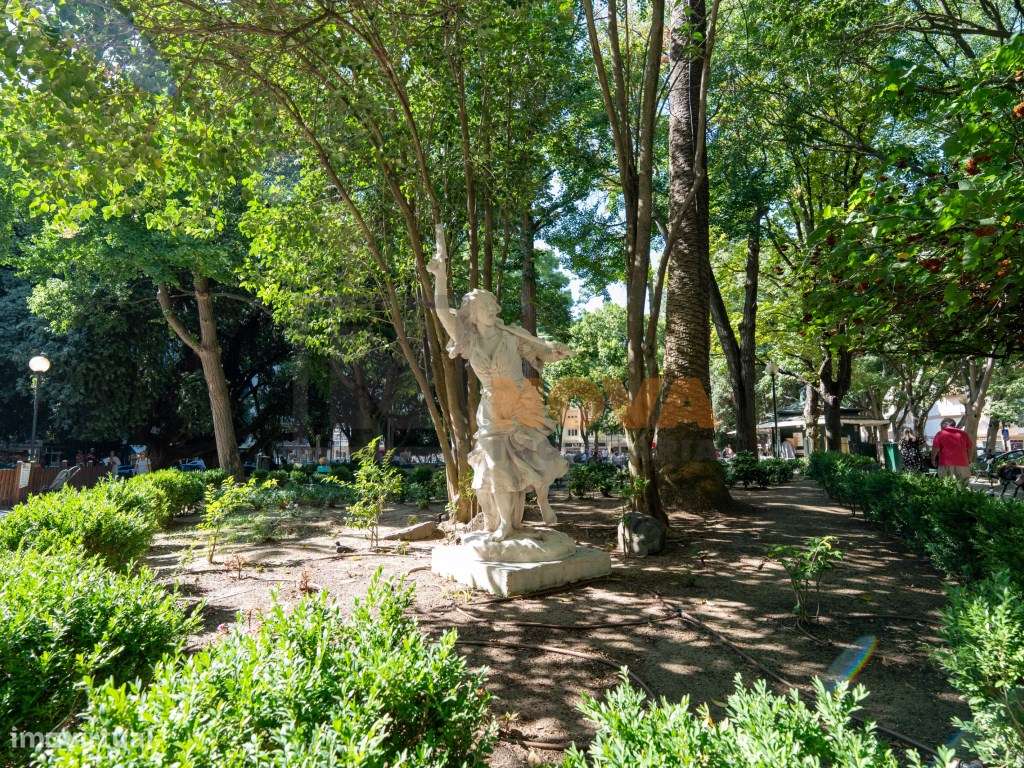 27 ALMEIDA E SOUSA. Uma Residência Histórica em Frente ao Jardim da...-4