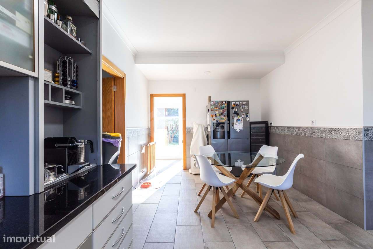 MORADIA T4 218M² EM TERRENO 1.044M² COM PISCINA EM CONDOMÍNIO GOLFE SA-25