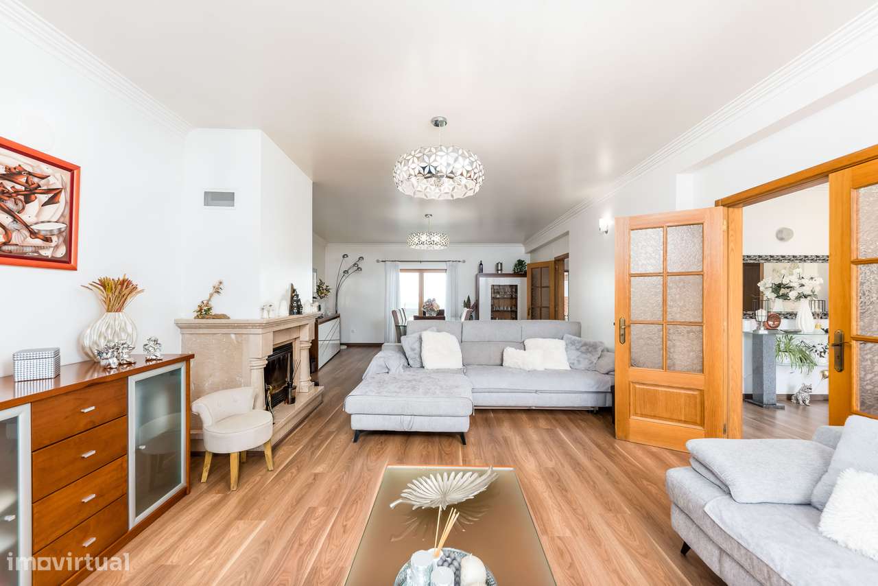 Moradia Isolada com 5 quartos| 2 Suite | Garagem e Sótão | 5m Metro-6