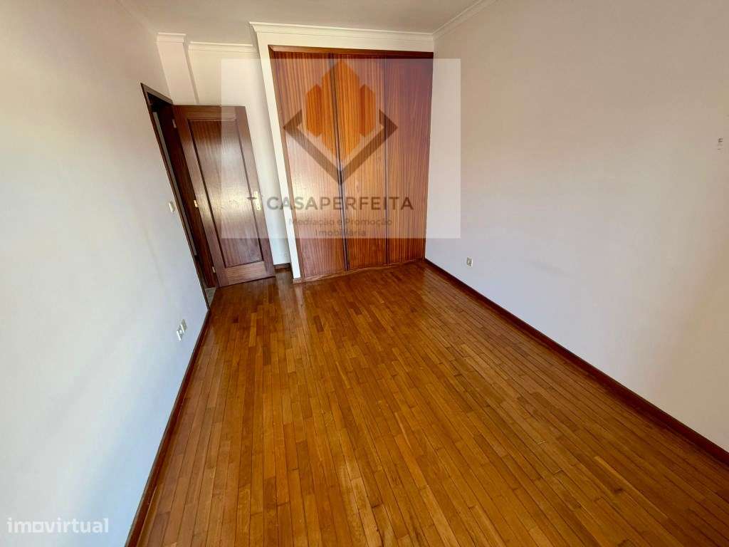 Fabuloso Apartamento T2 com Varanda e Box - Olival-10