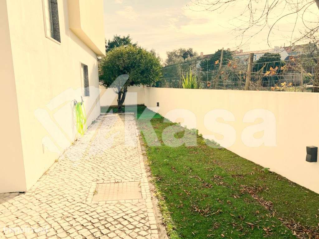 Moradia Isolada T4 com Jardim e Garagem em Santo António da Charnec...-20