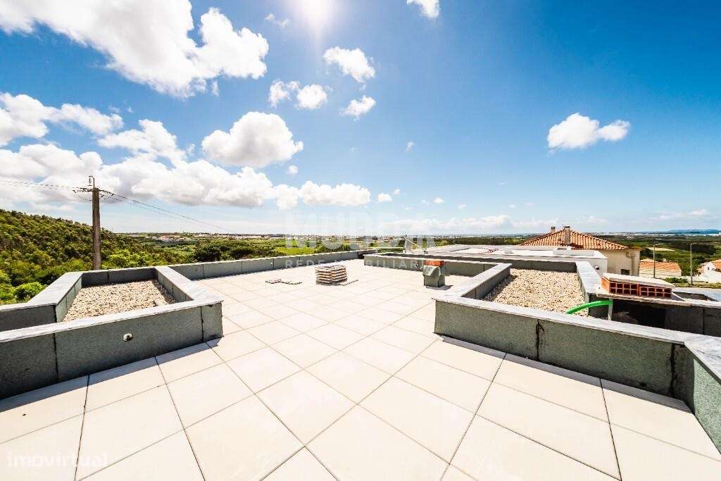 Moradia isolada de design contemporâneo nos Casais Mestre Mendo-40