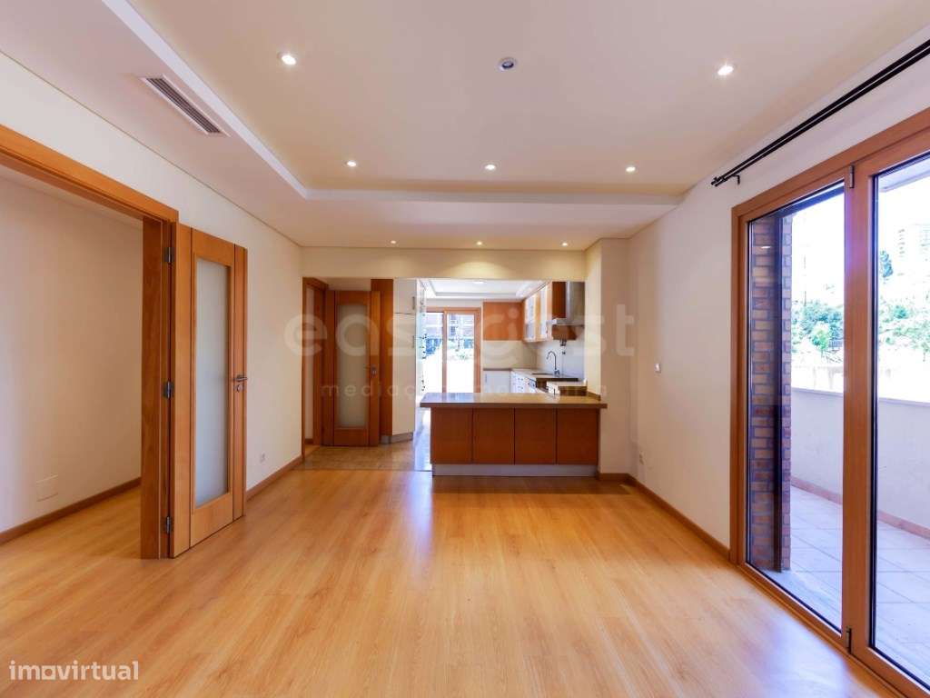 T2 Colinas do Cruzeiro com garagem para mais de 20 carros e terraço...-1