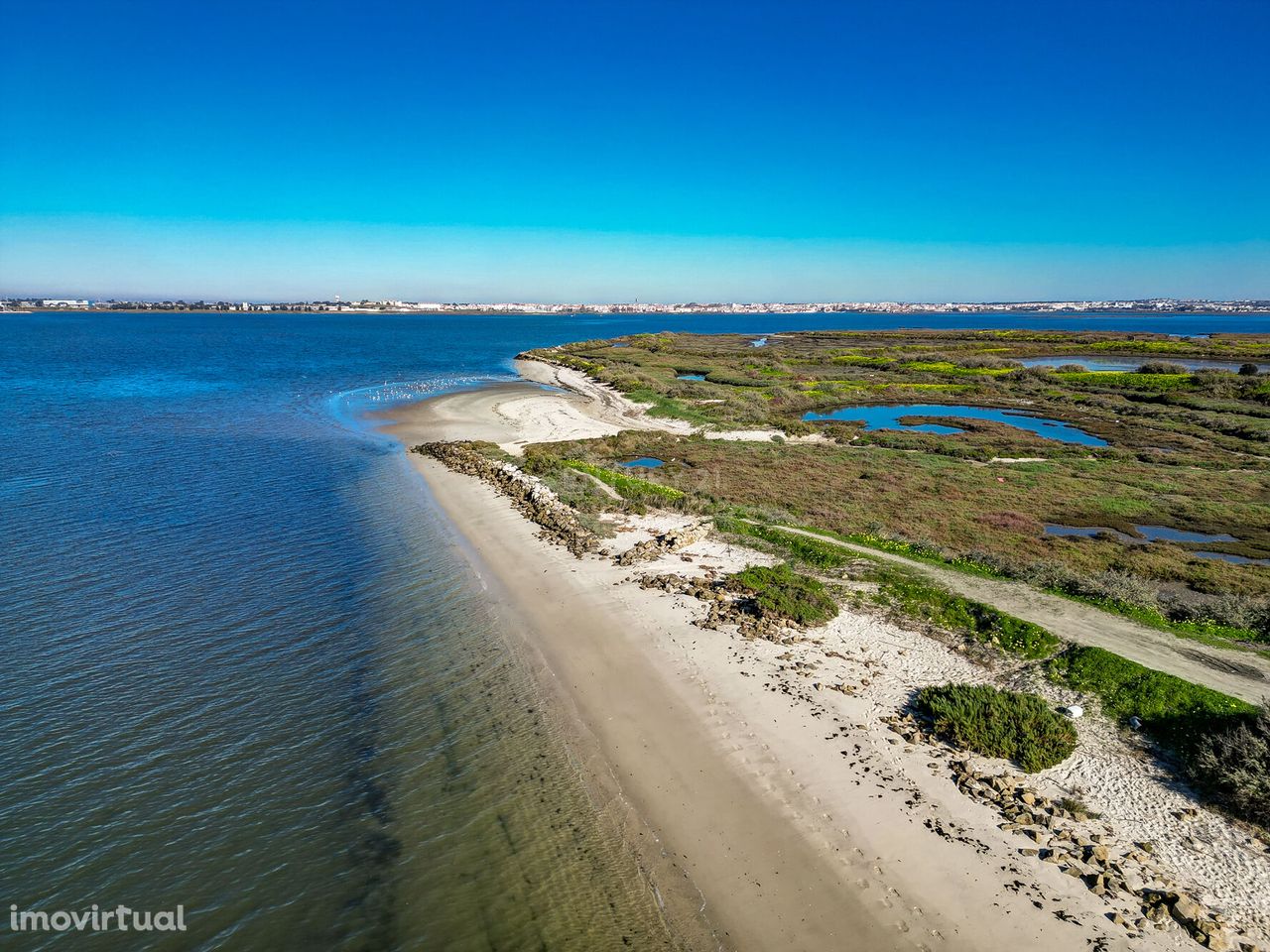 Propriedade na margem sul do Tejo, com 65ha e 796m2 dependências agríc