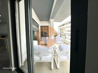 Apartamento T3 em Condomínio com Piscina .