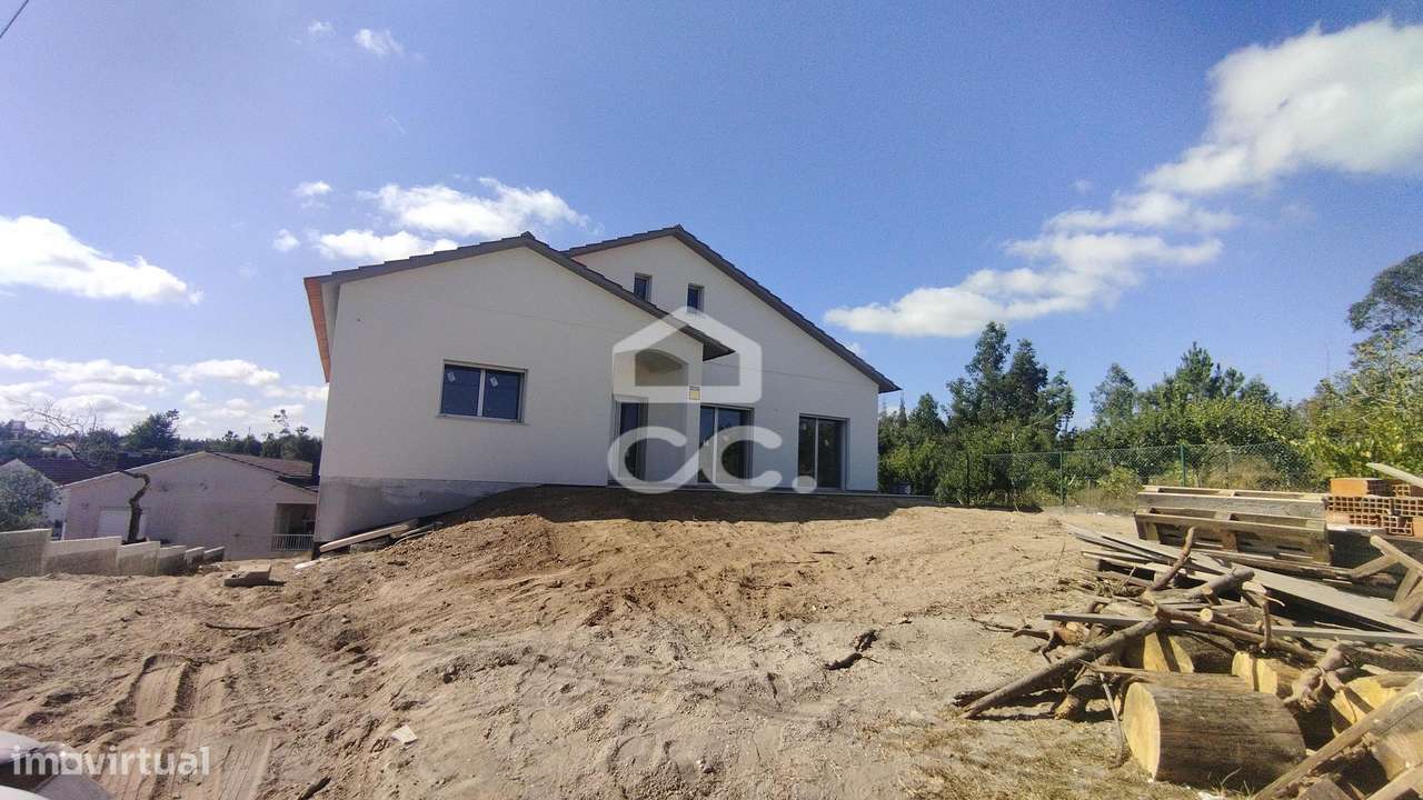 Moradia de rés do chão e 1º andar, em lote de terreno individual em zo-1