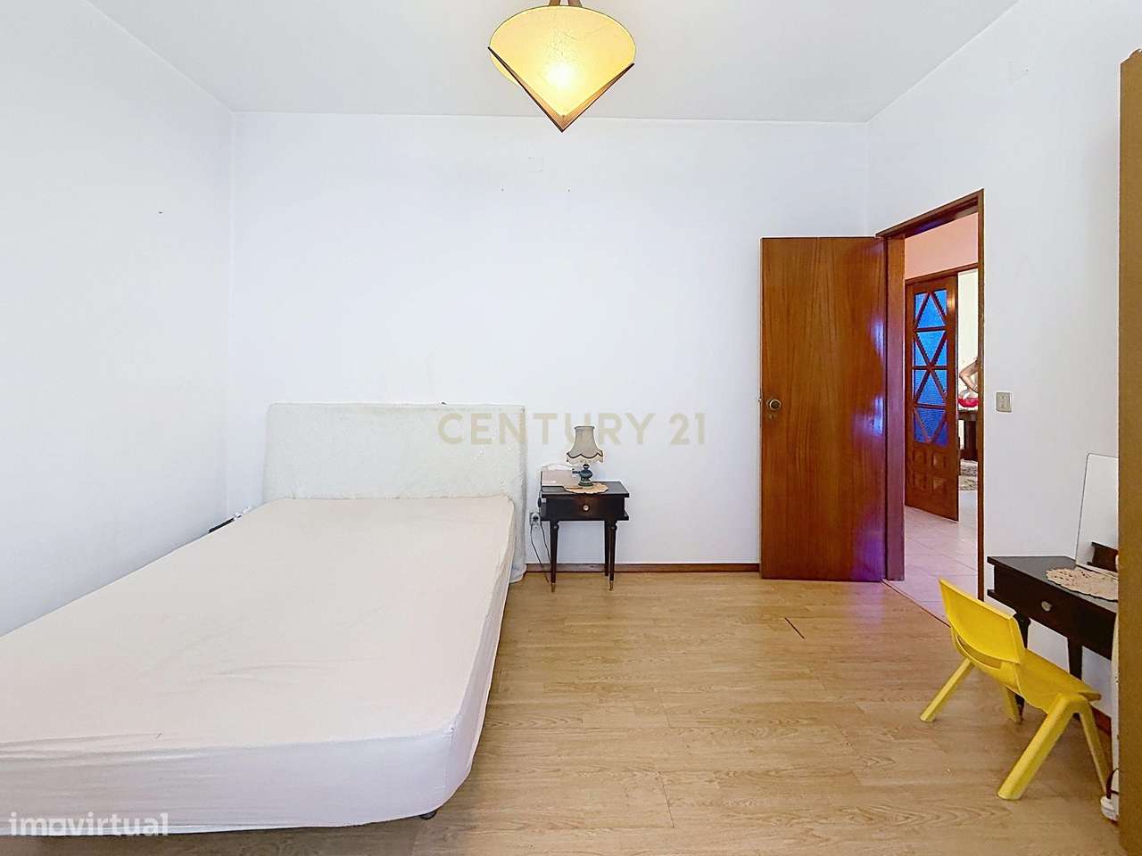 Moradia Espaçosa com 5 Quartos, Garagem Dupla e Vistas Deslumbrantes s-29
