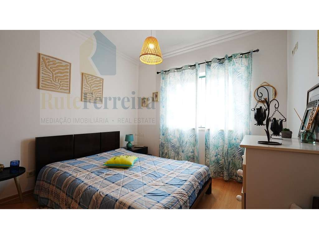 Moradia T3 localizada em São Pedro da Cadeira com jardim-23