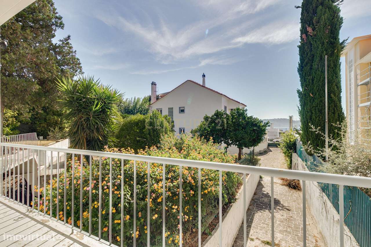 Terreno de 956m2 com duas moradias em Alcântara, Lisboa, uma T4 e T3-30