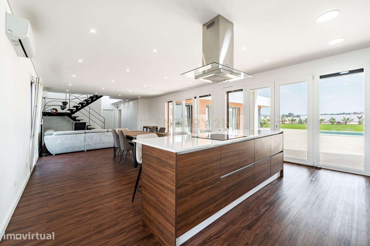 Moradia T4 em Fernão Ferro, Seixal, com Piscina e enorme Jardim-19