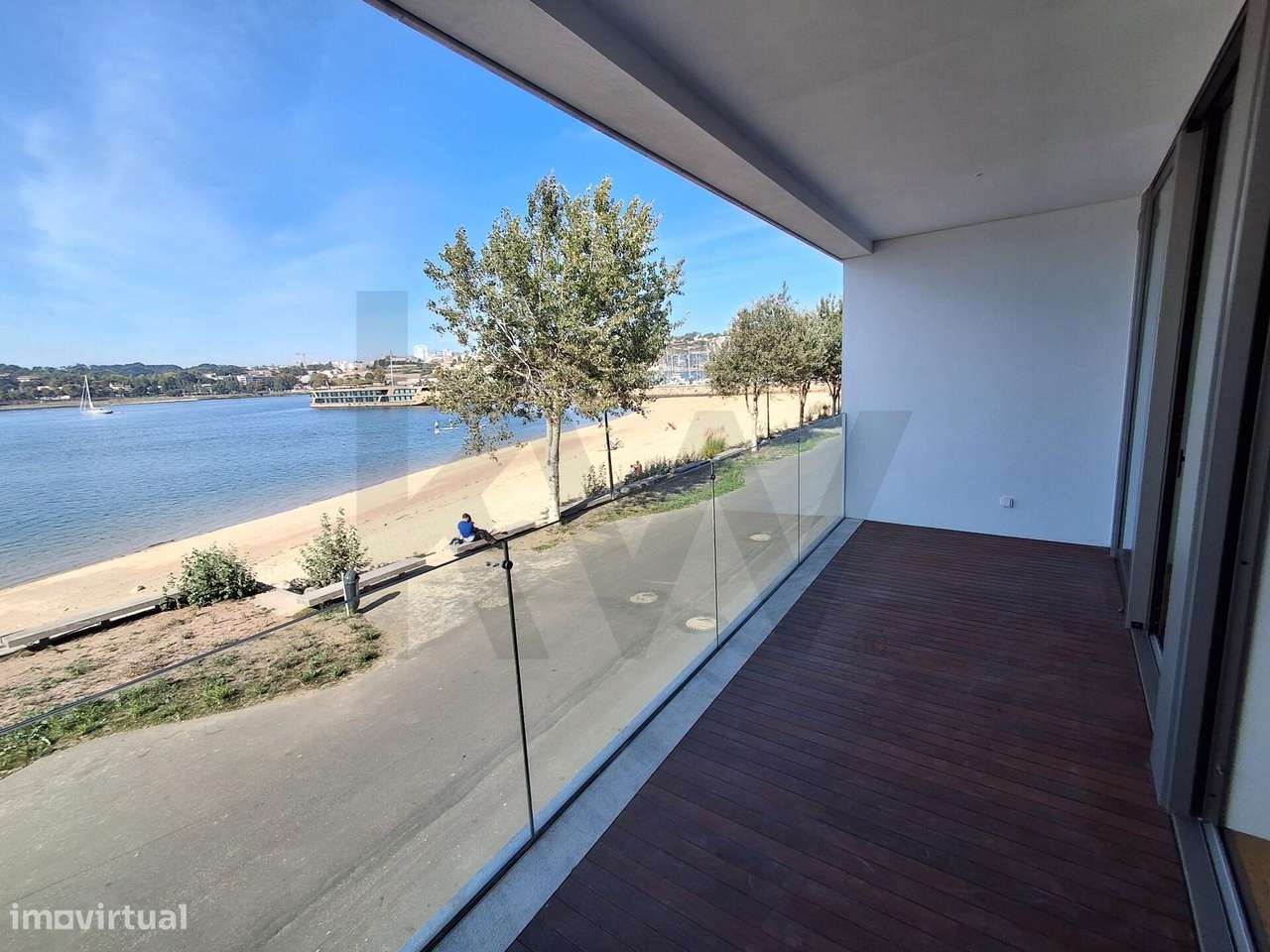T1 Frente à praia (Douro Marina). Novo, com varanda, garagem e arrumos - Grande imagem: 2/40