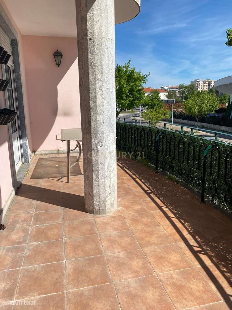 Espaço, Elegância e Localização Privilegiada – Andar de Moradia T5 no-20