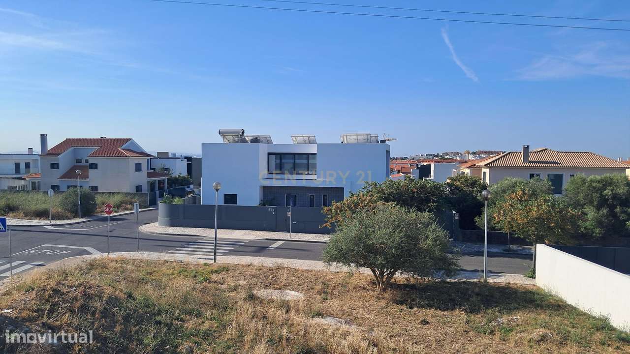 Moradia Isolada unifamiliar com piscina e garagem-16
