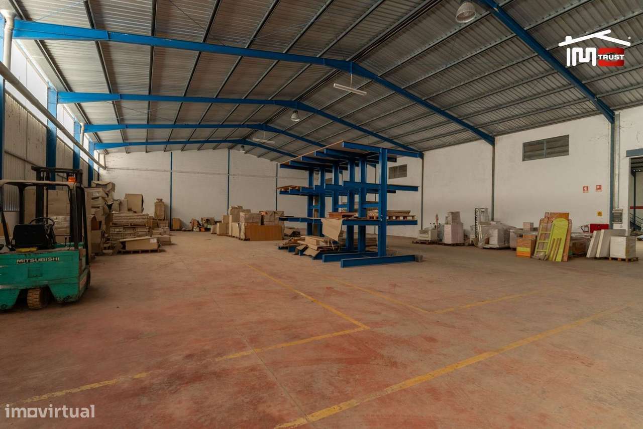 ARMAZÉM FECHADO COM 700 m² MAIS UM ARMAZÉM COM UM ESPAÇO ABERTO 350... - Grande imagem: 2/15