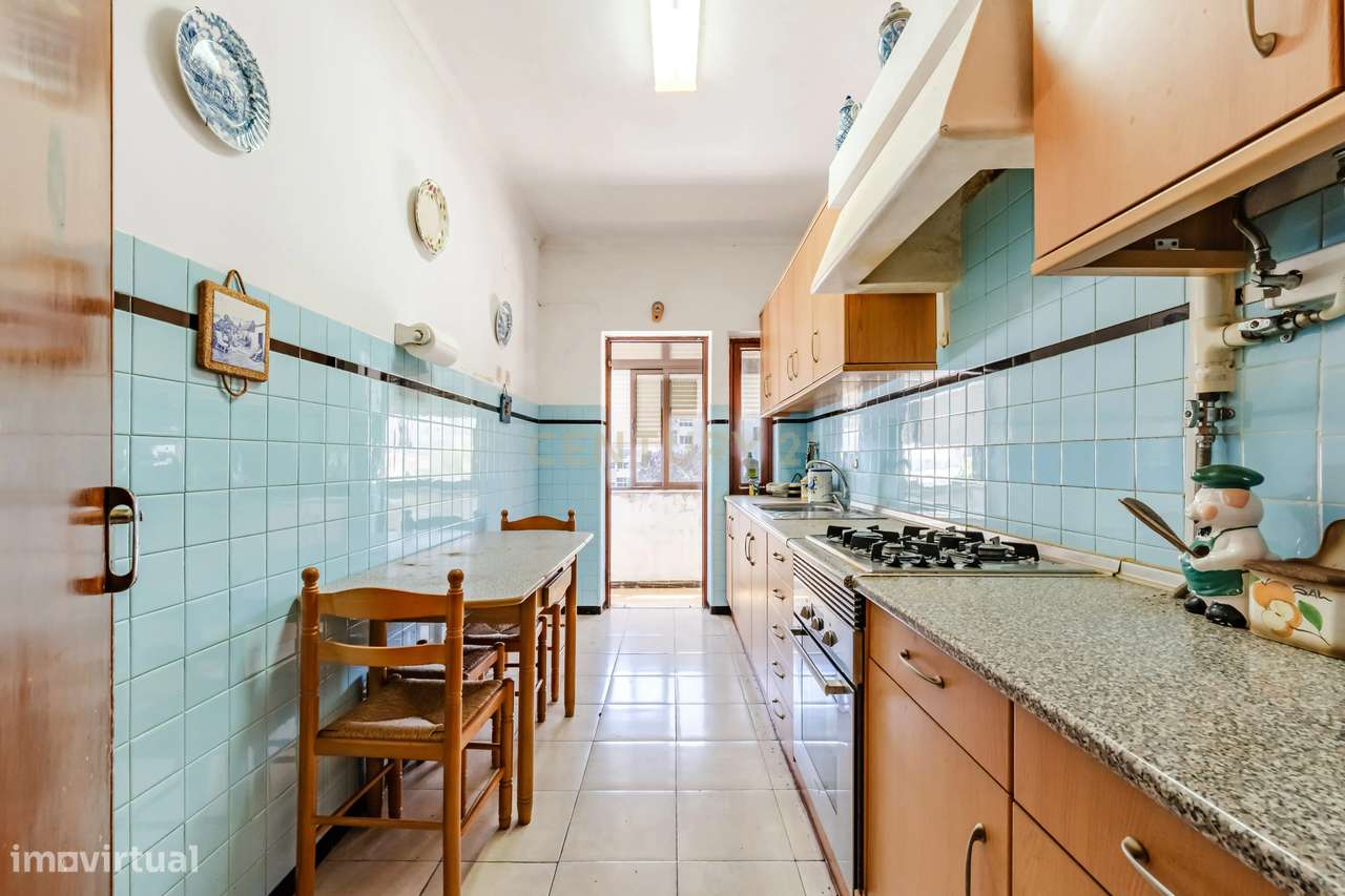 Apartamento T4 - Laranjeiro-11