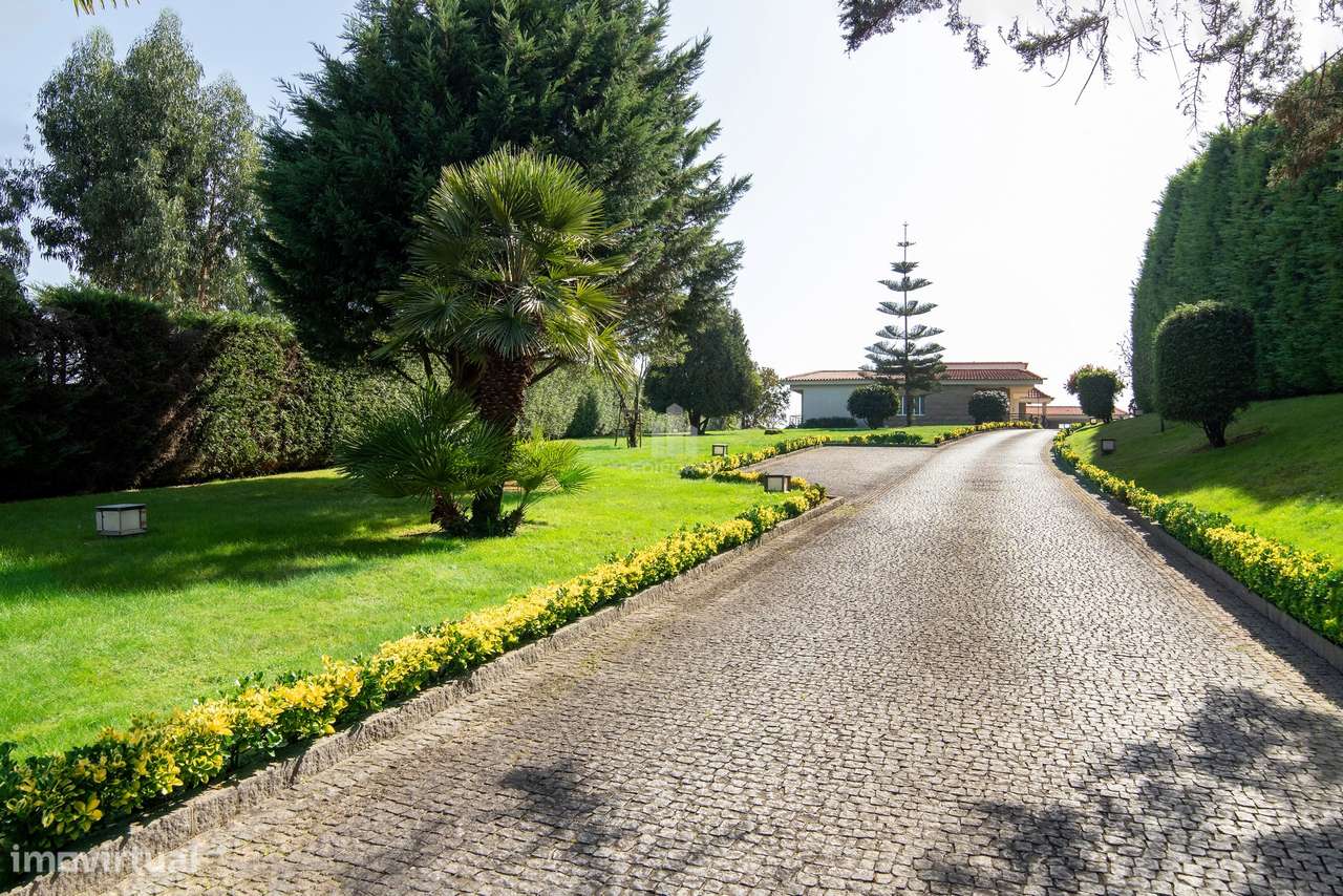 Moradia T6 Exclusiva com terreno de cerca 4.000 m² e Piscina Privada e-59