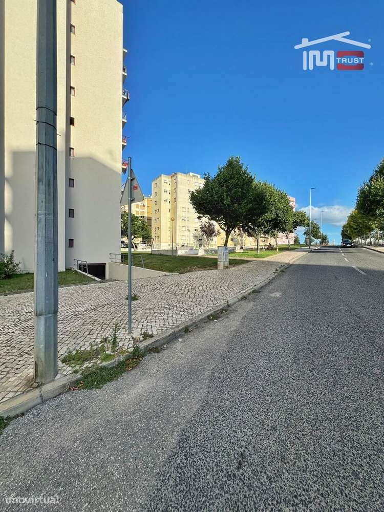 Fantástica Garagem no Carregado - Grande imagem: 2/15