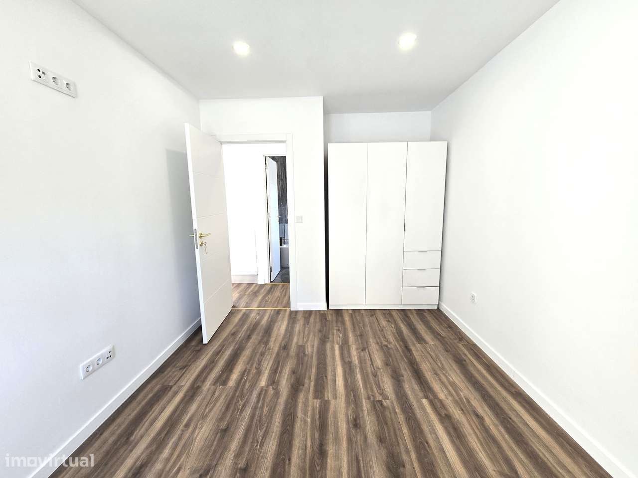 Fantástica Moradia T2 Totalmente Renovada, Independente em Setúbal-11