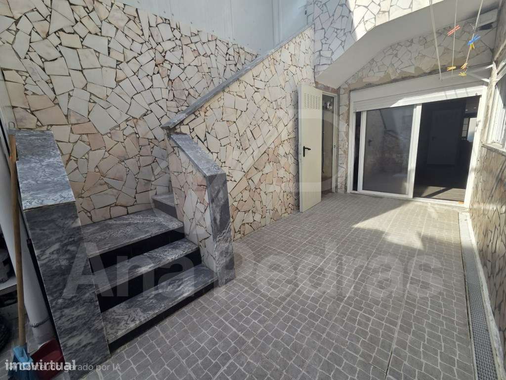 Moradia Bi-Familiar Totalmente Remodelada com Logradouro e Elevado ...-37
