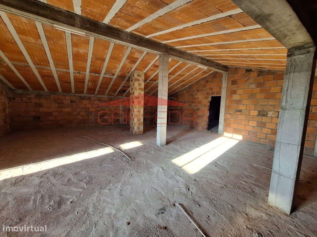 Moradia T4 com garagem e lareira perto das montanhas-20