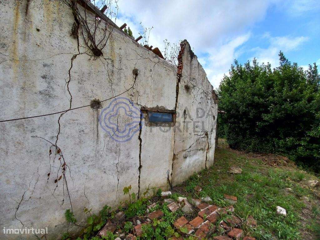 Casa para recuperar com logradouro e terreno entre Tomar e Ferreira do - Grande imagem: 5/23