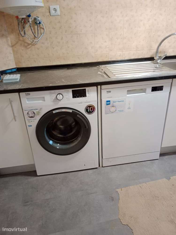 Vende-se Fração A - R/C Moradia Bifamiliar toda remodelada - Grande imagem: 4/30