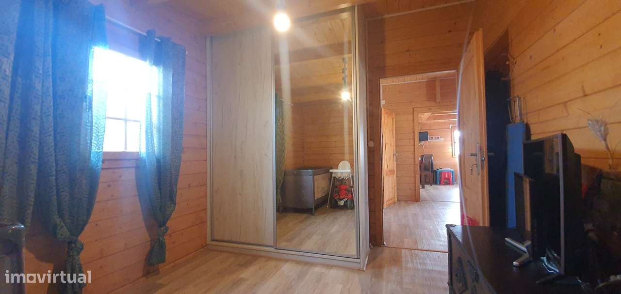 Lindíssima Moradia em Madeira inserida num terreno de 540m2 garagem-17