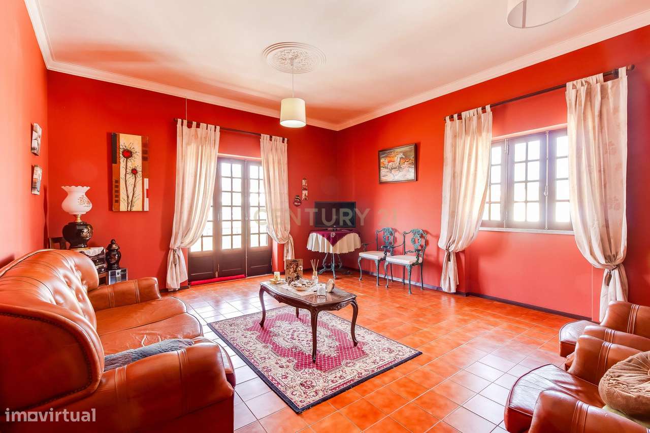 Moradia T4 com Potencial para 2 Frações  Terreno de 8.480 m²  Torres N-33