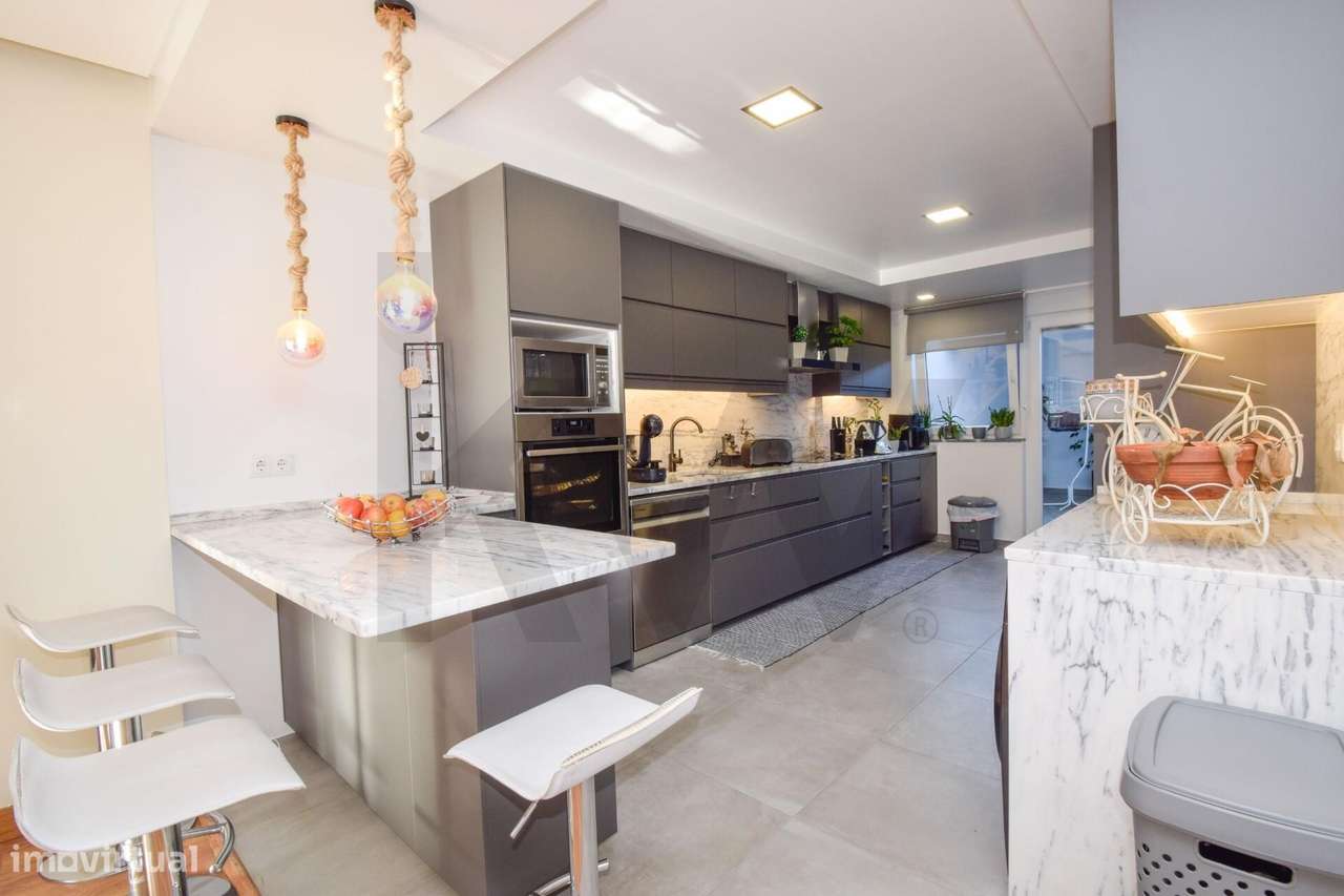 Moradia Remodelada com 3 suites, Garagem e Espaço Exterior em Queijas, - Grande imagem: 5/39