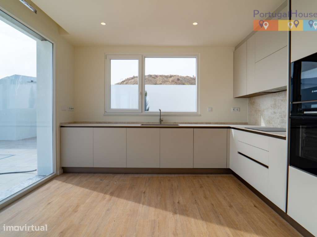 Moradia térrea T3 independente com piscina-11