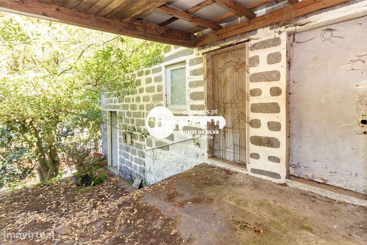 Moradia tri-familiar em ruína com afetação de comércio e habitação-10